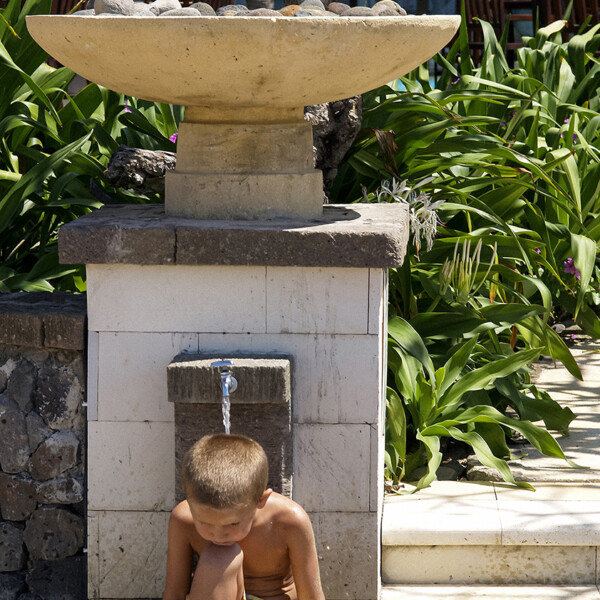 水を浴びる少年